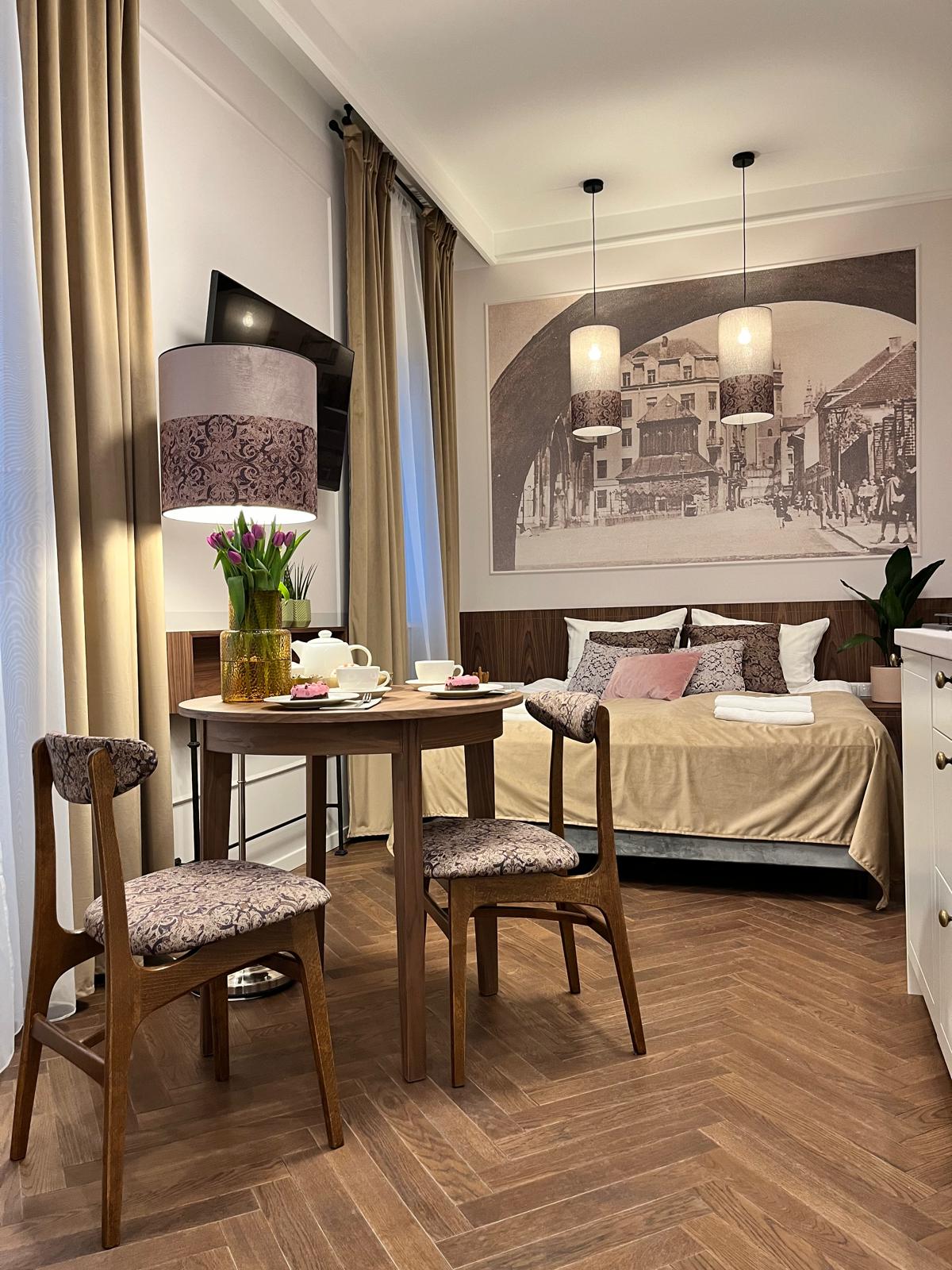 Malowanie mieszkania Kraków - jasny apartament z fototapetą Krakowa